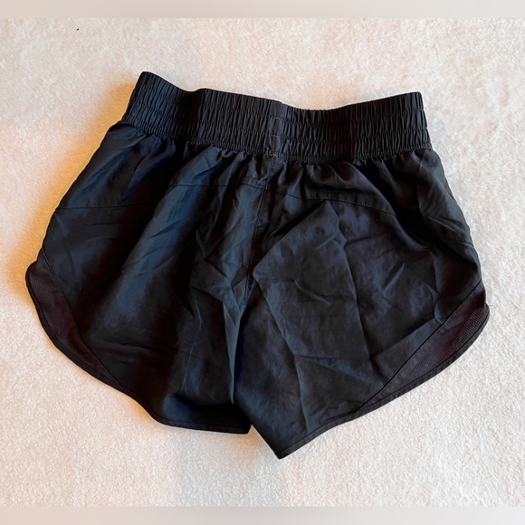 ✿ AW - Shorts - XS/XCH (0-2) - Picture 3 of 3